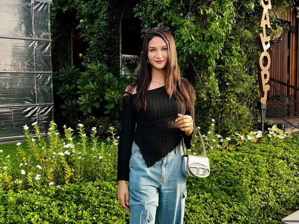 Anaya Bangar: Age, Height, Family, Transformation, Biography & More